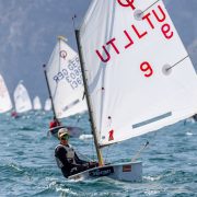 Meeting del Garda Optimist, la carica dei millecento: il Day 1 dà il via alla quarantesima edizione con una serie completa di regate