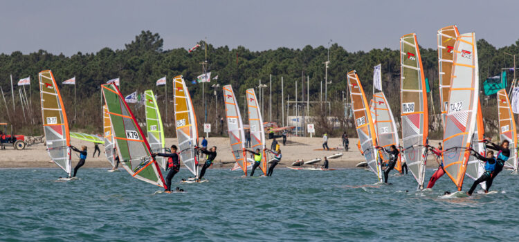 Trofeo Memorial Ballanti Saiani, pacifica invasione di windsurf all’Adriatico Wind Club